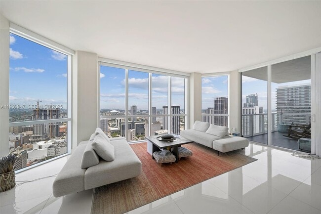 244 Biscayne Blvd in Miami, FL - Building Photo - Building Photo