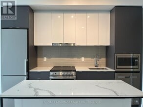 30 Upper Mall Wy in Vaughan, ON - Building Photo - Building Photo