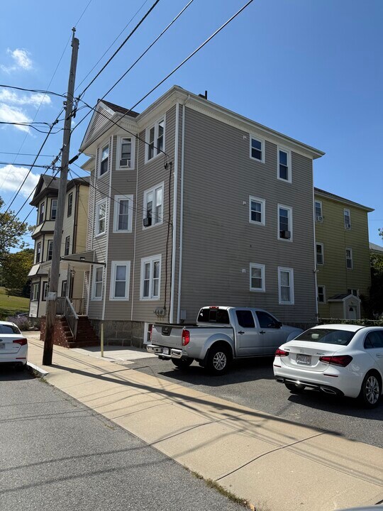 117 Howard St, Unit 1 in Fall River, MA - Building Photo