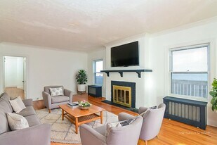 1067 St Clair Ave in St. Paul, MN - Building Photo