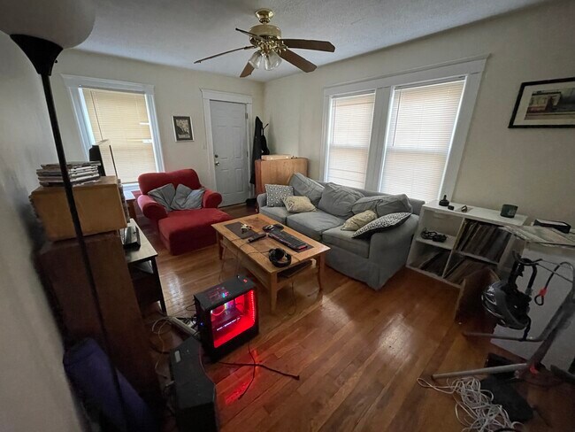2572 Massachusetts Ave, Unit 1 in Cambridge, MA - Building Photo - Building Photo