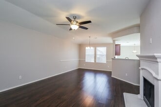 2021 Bentwood St in Glenn Heights, TX - Foto de edificio - Building Photo