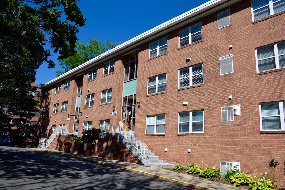 Oakcrest in Arlington, VA - Building Photo