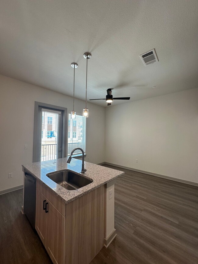 5885 Calmont Ave in Fort Worth, TX - Building Photo - Building Photo