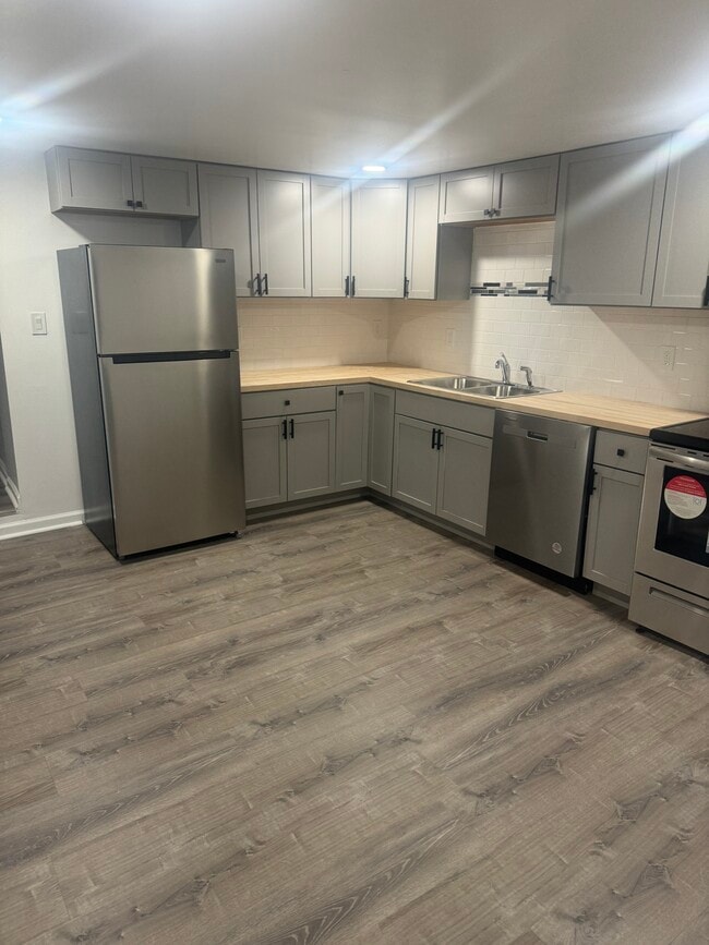 5915 Bristol Emilie Rd in Levittown, PA - Building Photo - Building Photo