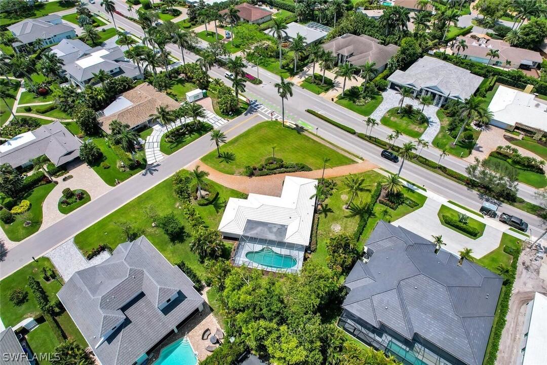 740 Park Shore Dr in Naples, FL - Building Photo