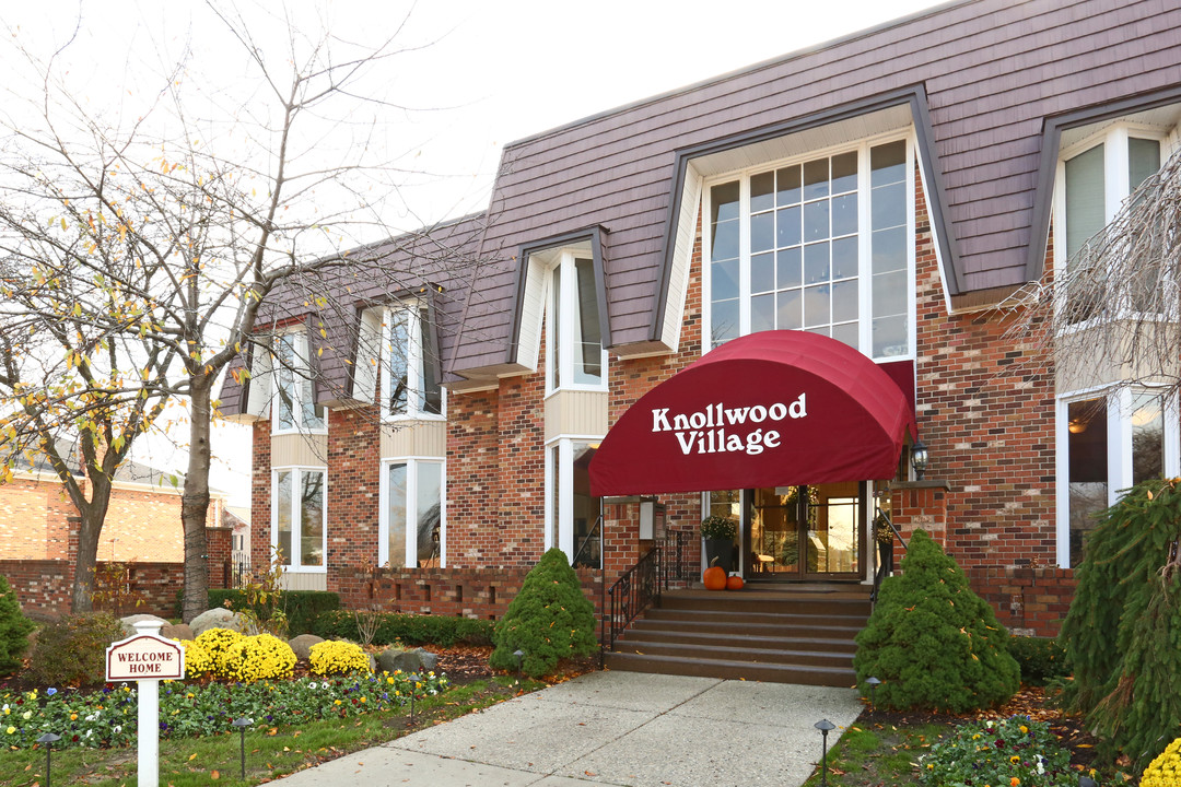 Knollwood Village Apartments Photo