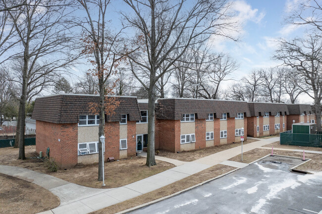 Meadowbrook Gardens in Uniondale, NY - Building Photo - Building Photo