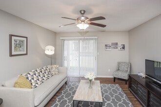 Trails at Lakeside in Indianapolis, IN - Foto de edificio - Interior Photo