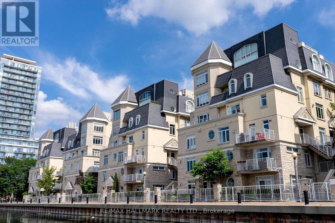 30 Stadium Rd in Toronto, ON - Building Photo