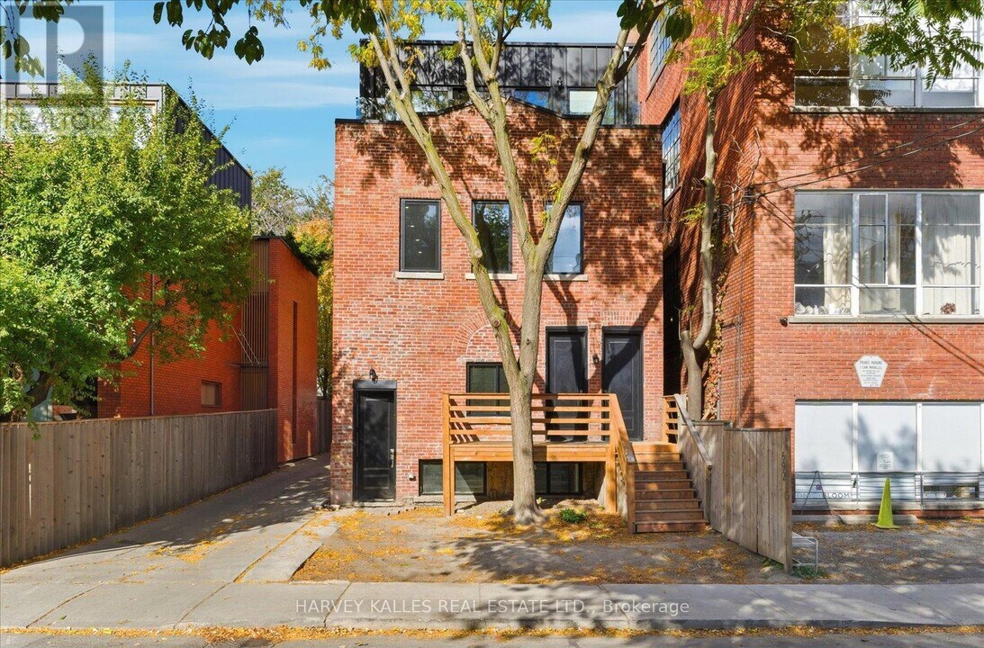 692 Richmond St W in Toronto, ON - Building Photo