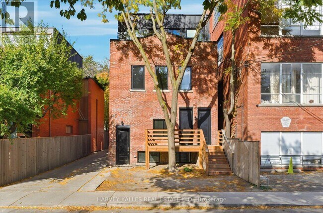 property at 692 Richmond St W