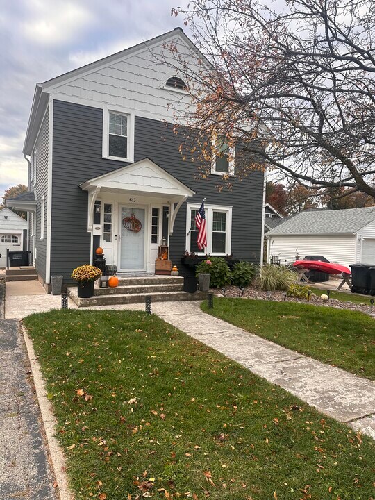 613 E Washington St in Oconomowoc, WI - Building Photo