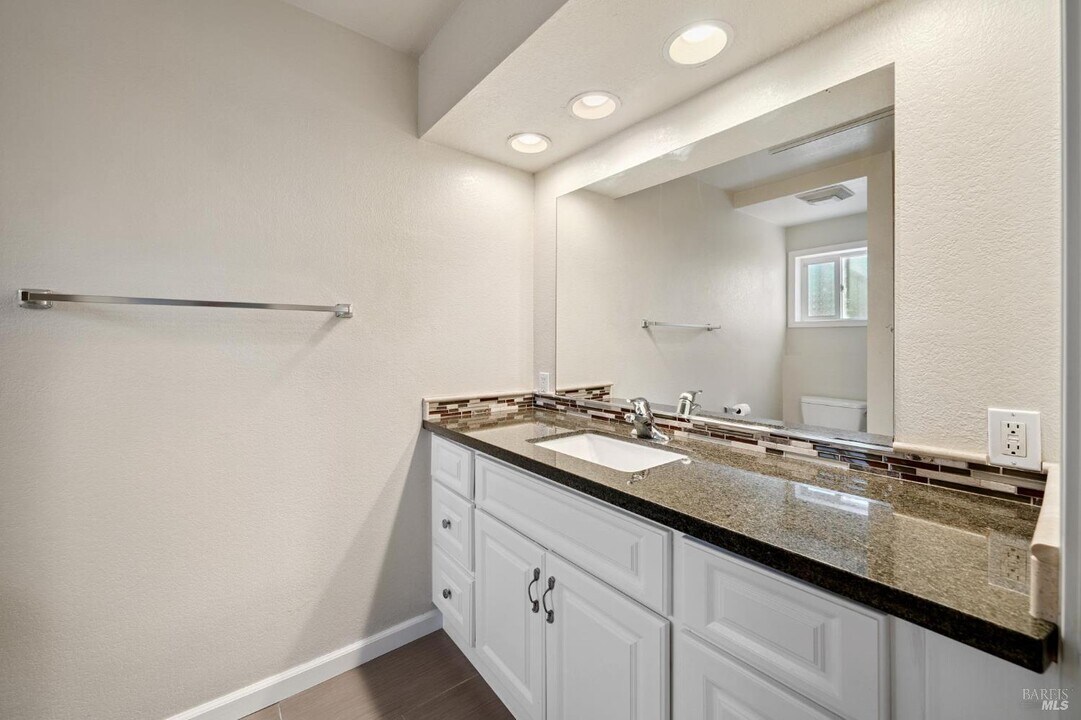 711 San Anselmo Ave in San Anselmo, CA - Building Photo