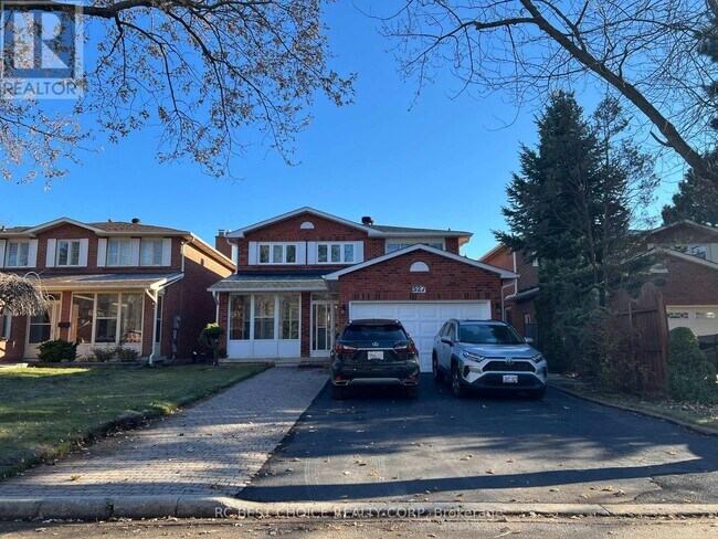 327 Sussex Ave in Richmond Hill, ON - Building Photo - Building Photo