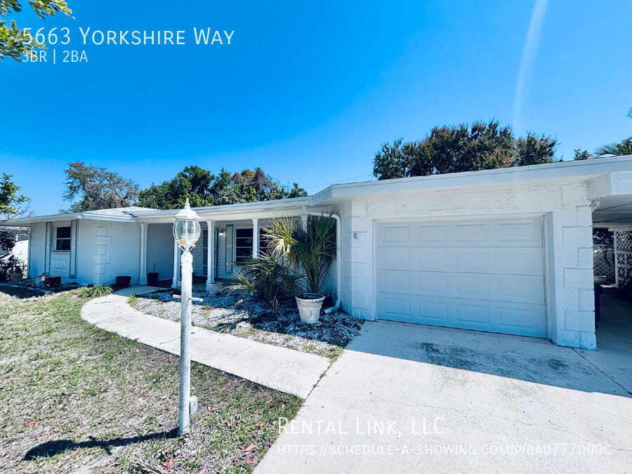 5663 Yorkshire Way in Sarasota, FL - Building Photo