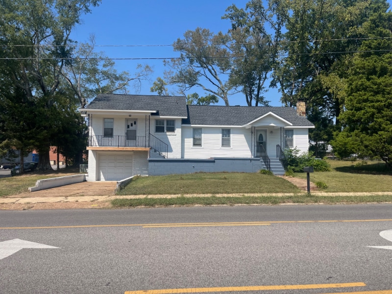1413 N Pine St in Florence, AL - Foto de edificio