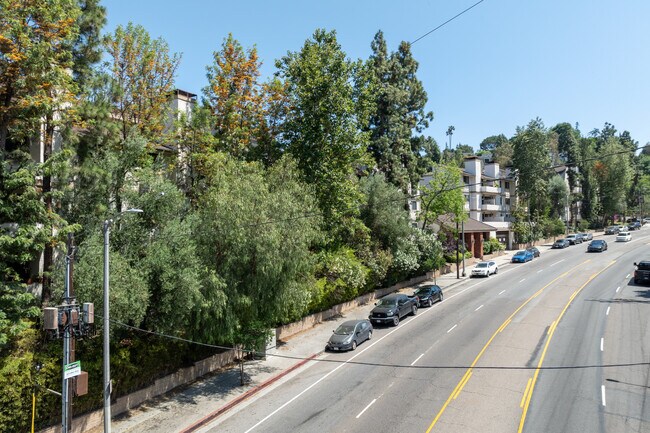 3480 Barham Blvd in Los Angeles, CA - Building Photo - Building Photo