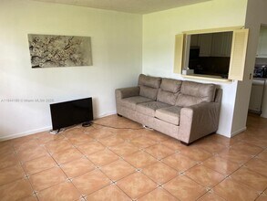 8 Fanshaw Dr in Boca Raton, FL - Building Photo - Building Photo