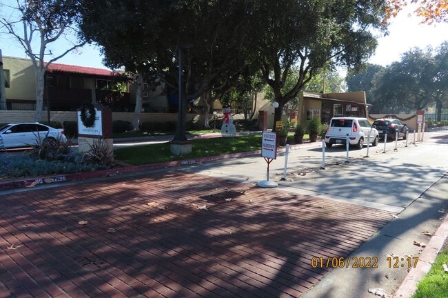 1000 W MacArthur Blvd in Santa Ana, CA - Building Photo - Building Photo