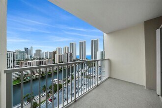 300 Bayview Dr, Unit 17 in Sunny Isles Beach, FL - Building Photo - Building Photo