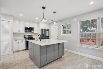 31 Byrnes Ln E in Sayreville, NJ - Building Photo - Building Photo