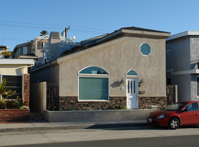 1224 W Balboa Blvd in Newport Beach, CA - Foto de edificio - Building Photo