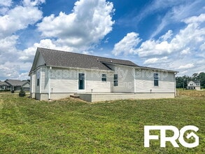 102 Michael Thomas Pl in La Grange, NC - Building Photo - Building Photo