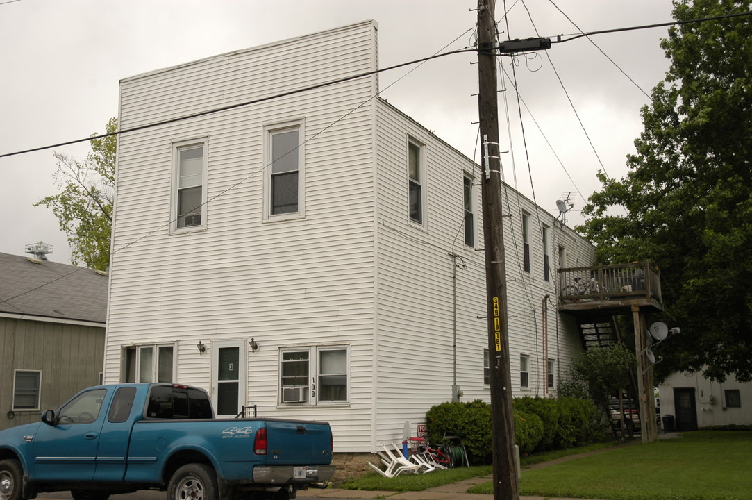 108 S State St in Poplar Grove, IL - Building Photo