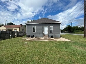 400 Symes St in Taylor, TX - Building Photo - Building Photo