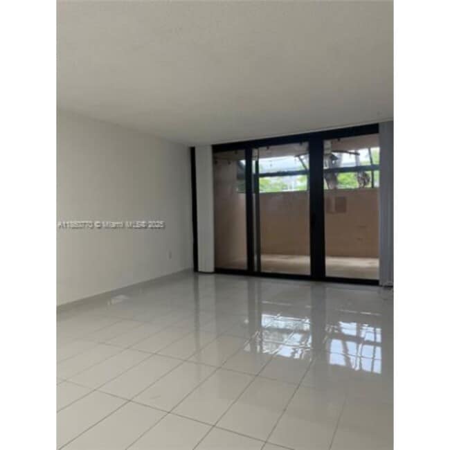 10975 SW 107th St in Miami, FL - Foto de edificio - Building Photo
