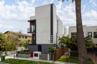 2652 S Mansfield Ave in Los Angeles, CA - Building Photo - Building Photo