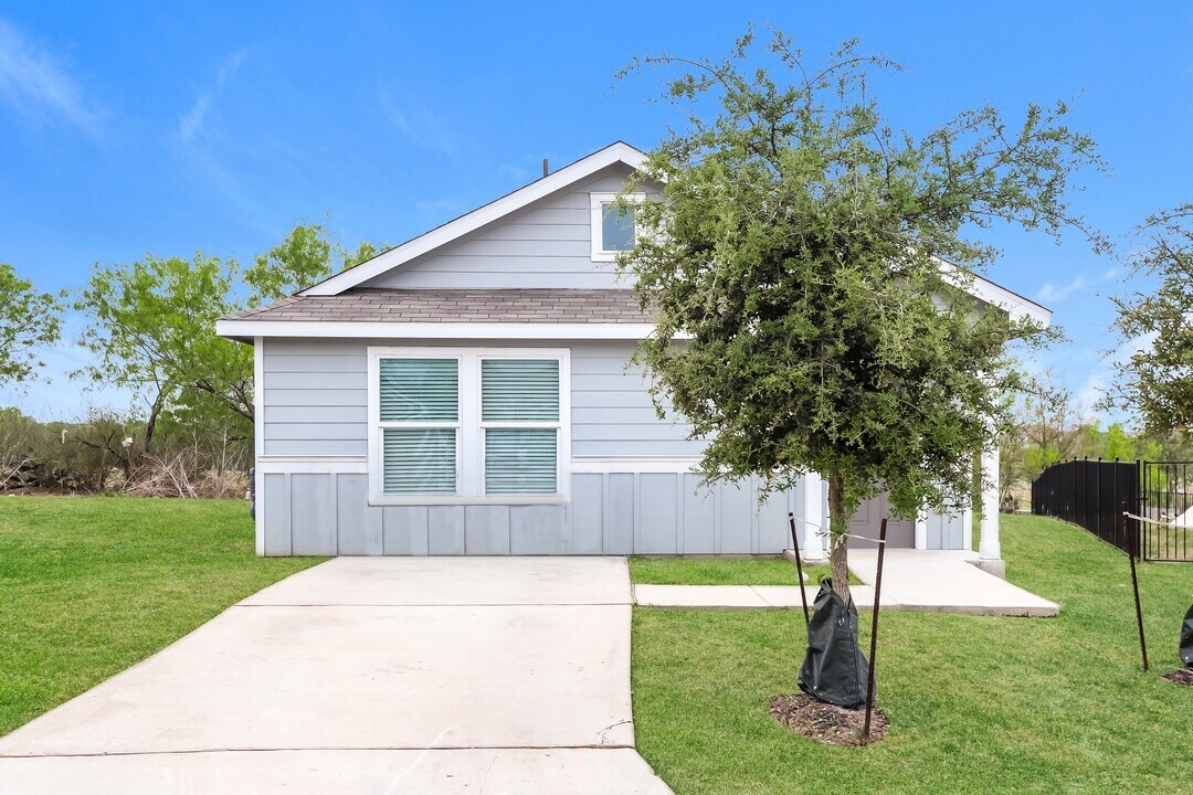 12111 Zoeller Cor in San Antonio, TX - Building Photo