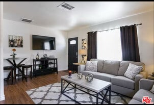 5428 Colfax Ave in Los Angeles, CA - Building Photo