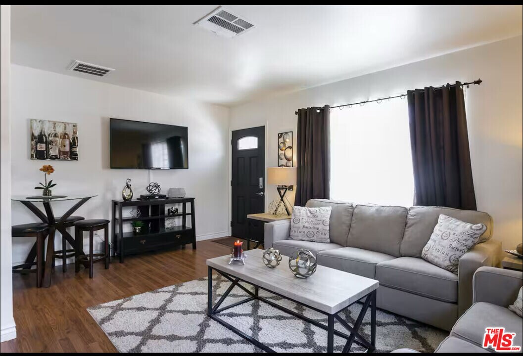 5428 Colfax Ave in Los Angeles, CA - Building Photo