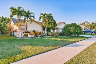 13790 Paddock Dr in Wellington, FL - Building Photo