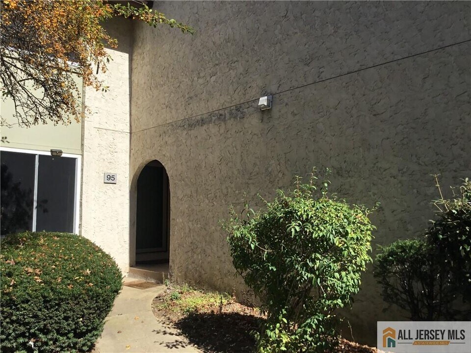 95 Thoreau Dr in Plainsboro, NJ - Building Photo