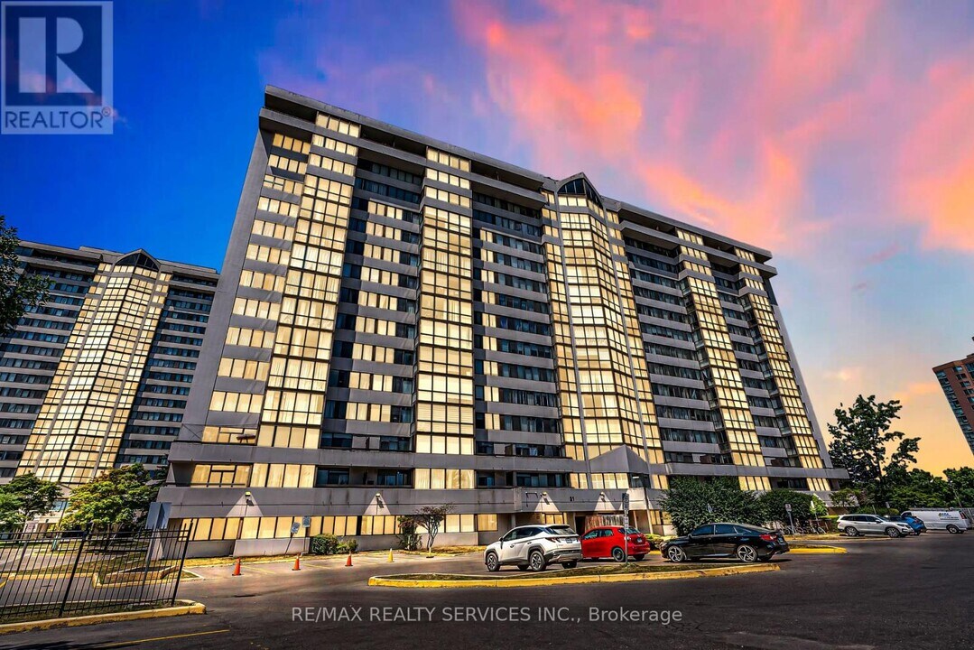 21 Markbrook Ln in Toronto, ON - Building Photo