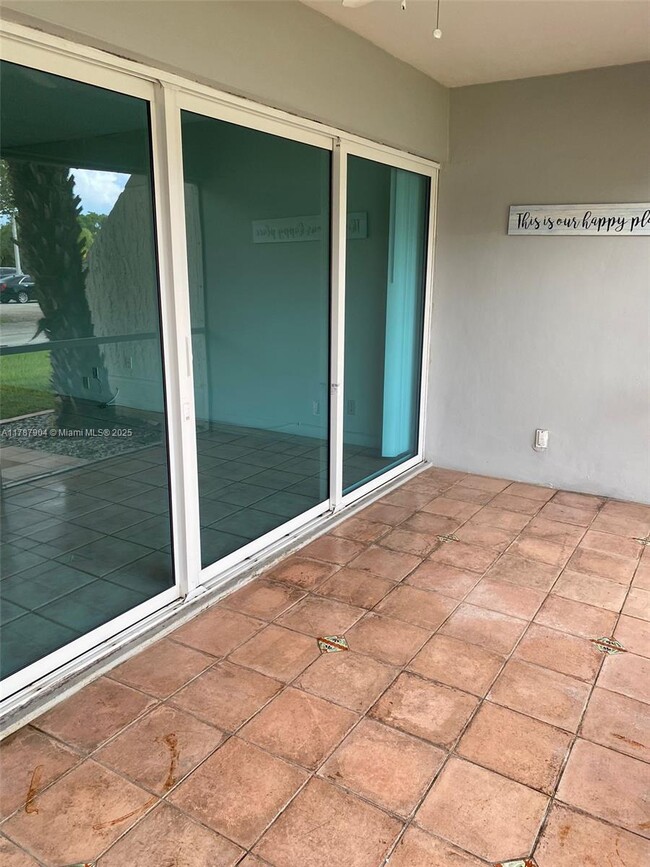 100 Lakeview Dr in Weston, FL - Building Photo - Building Photo