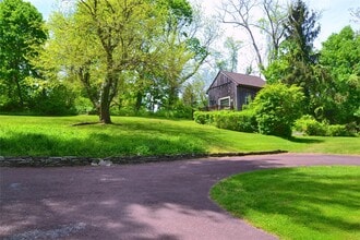 327 W Neck Rd in Lloyd Harbor, NY - Building Photo - Building Photo