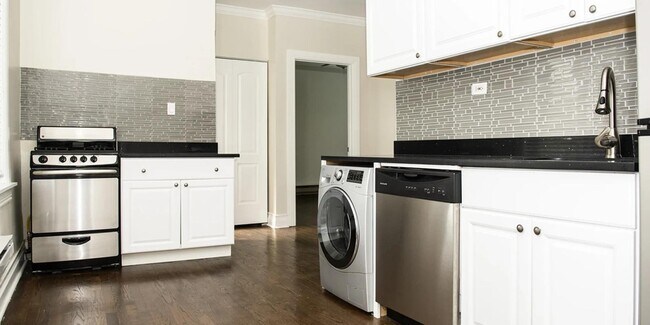 property at 648.5 W Roscoe St