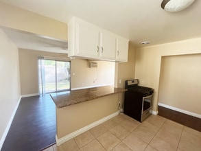 835 S Oaks Ave in Ontario, CA - Foto de edificio - Building Photo