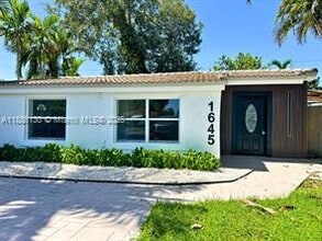 1645 NE 175th St in North Miami Beach, FL - Building Photo - Building Photo