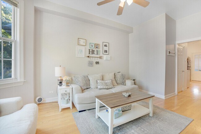 3304 N Hamilton Ave in Chicago, IL - Building Photo - Building Photo