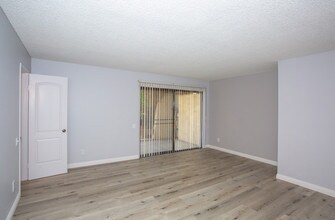 San Jacinto Village Apartments in Palm Springs, CA - Building Photo - Interior Photo