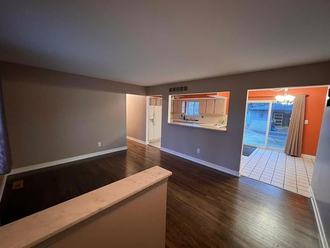 13444 Melanie Dr in Sterling Heights, MI - Foto de edificio - Building Photo