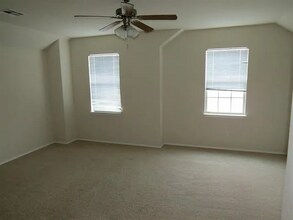 566 Quarter Ave in Buda, TX - Building Photo - Building Photo
