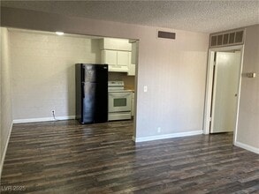 575 S Royal Crest Cir in Las Vegas, NV - Building Photo - Building Photo