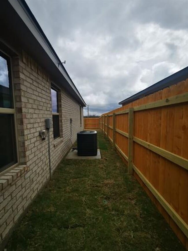 2404 Alterman Dr in Temple, TX - Building Photo - Building Photo