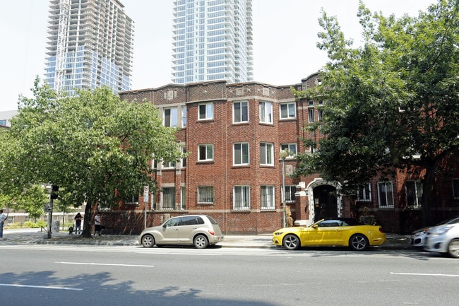 Charlesgate in Seattle, WA - Foto de edificio - Building Photo